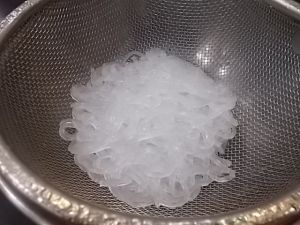 マロニーを茹でて水気を切る