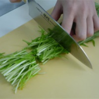 水菜を切る